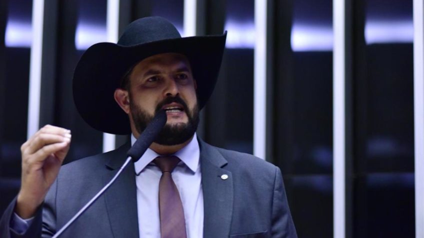 Deputado apresenta PL para impedir camisa vermelha da seleção