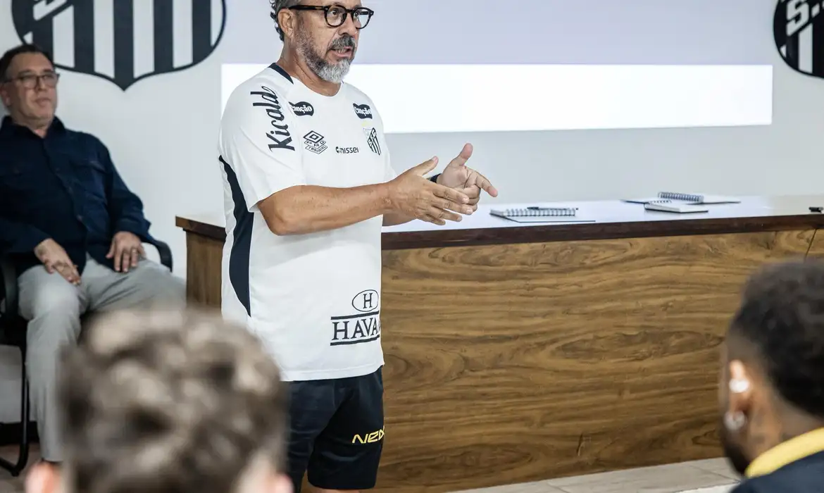 Ex-auxiliar de Tite, Cleber Xavier debuta como técnico no Santos