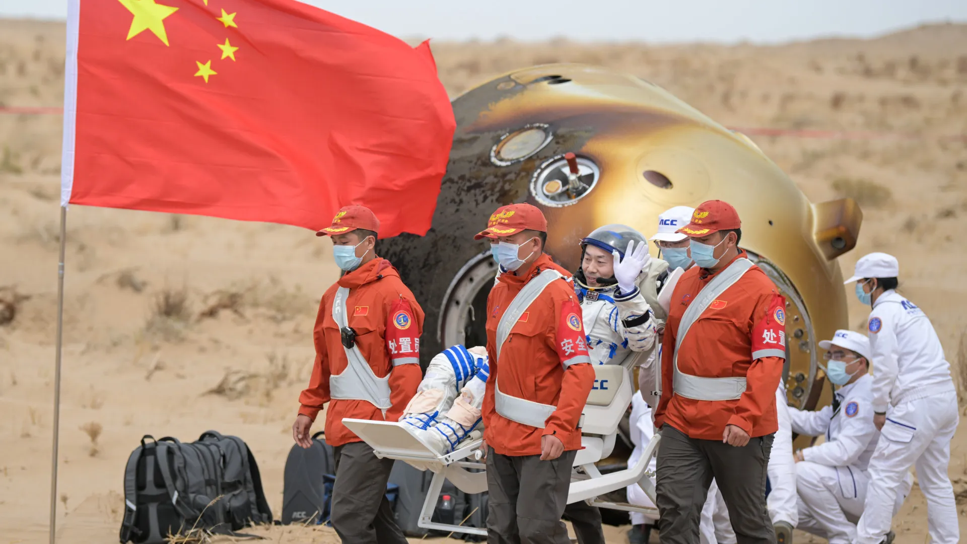 Tripulação chinesa retorna à Terra após missão espacial de seis meses
