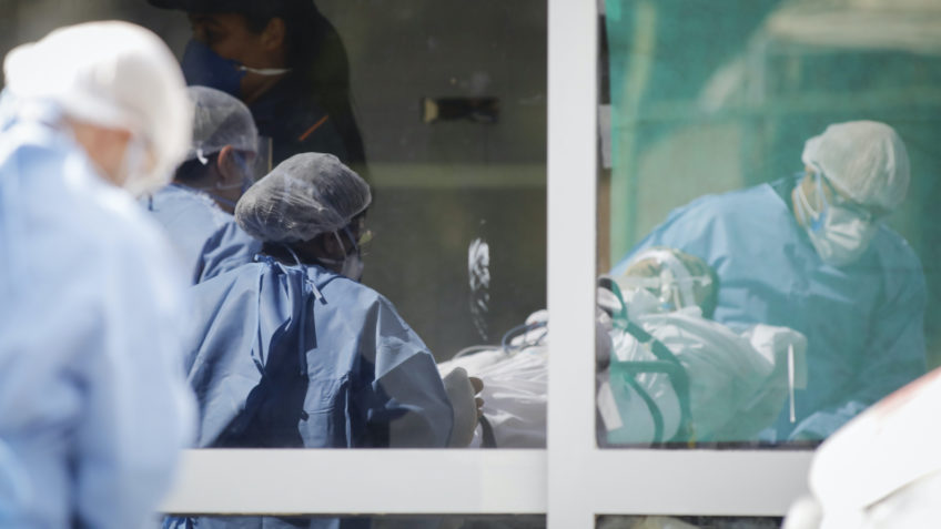Brasil deve chegar a 635.706 médicos em 2025