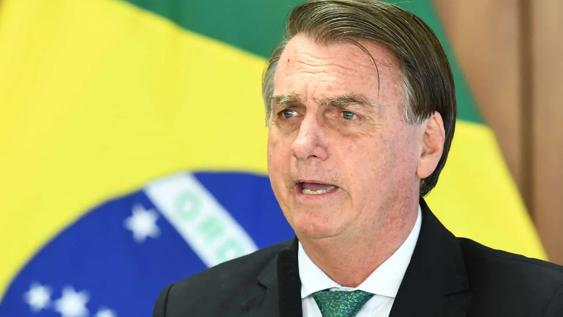 Bolsonaro deixa UTI, mas segue sem previsão de alta hospitalar