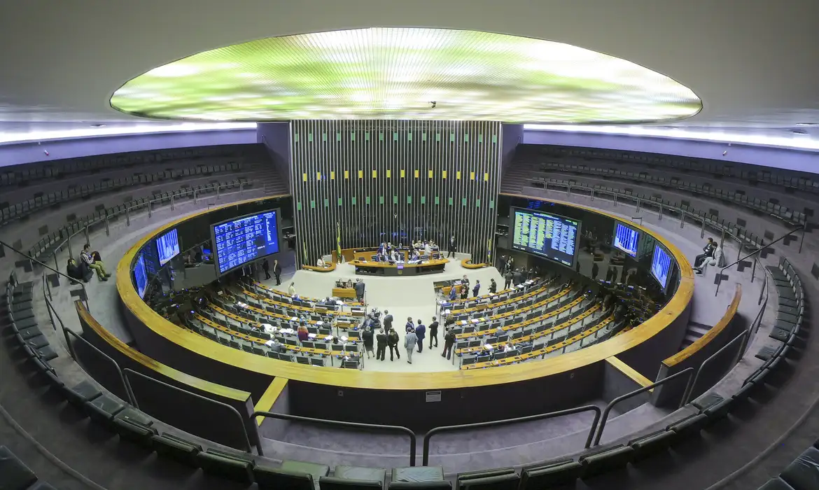Especialistas veem manobra jurídica em decisão da Câmara sobre golpe