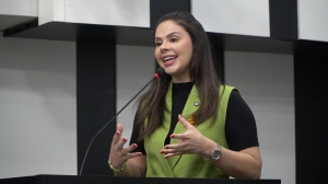 Michelly apoia abertura de escolas à noite e destaca projeto esportivo inclusivo