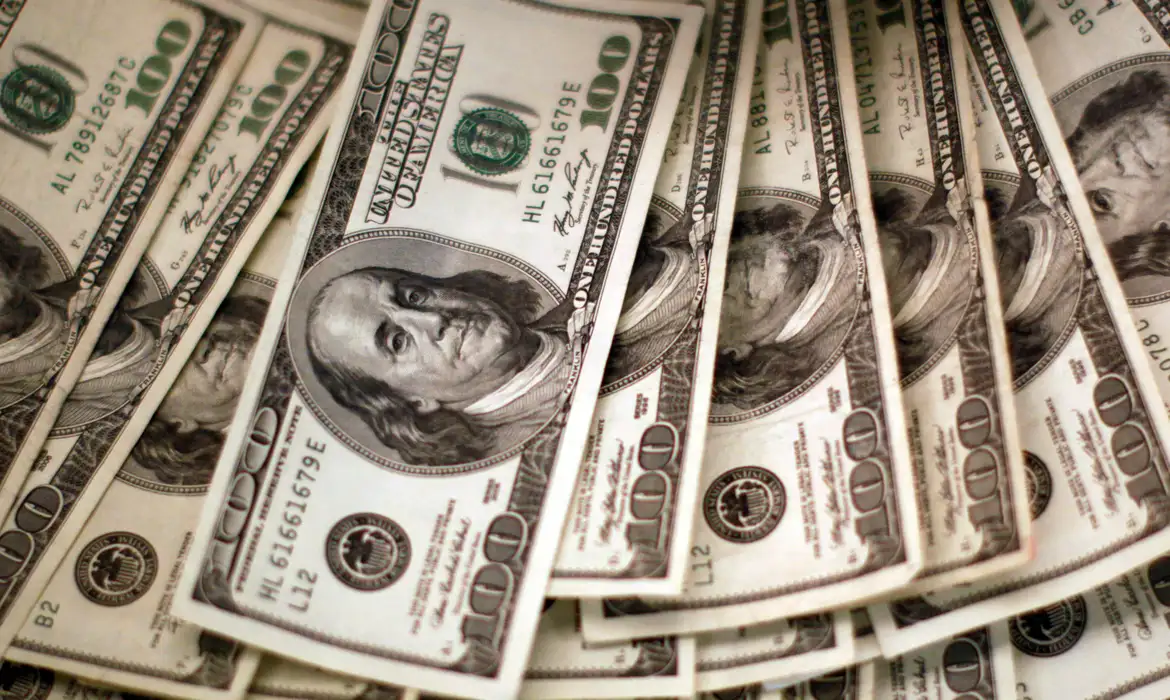 Dólar sobe para R$ 5,68 com anúncio de acordo entre EUA e China