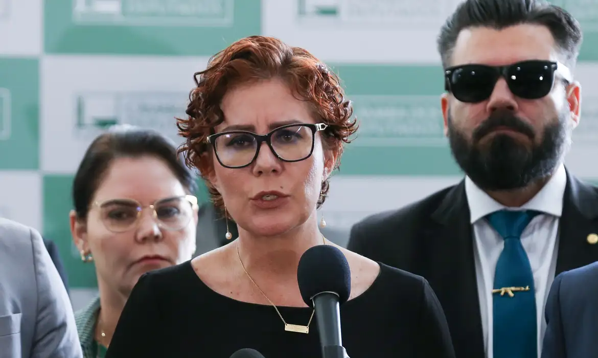 Moraes nega suspensão de processo contra Carla Zambelli 