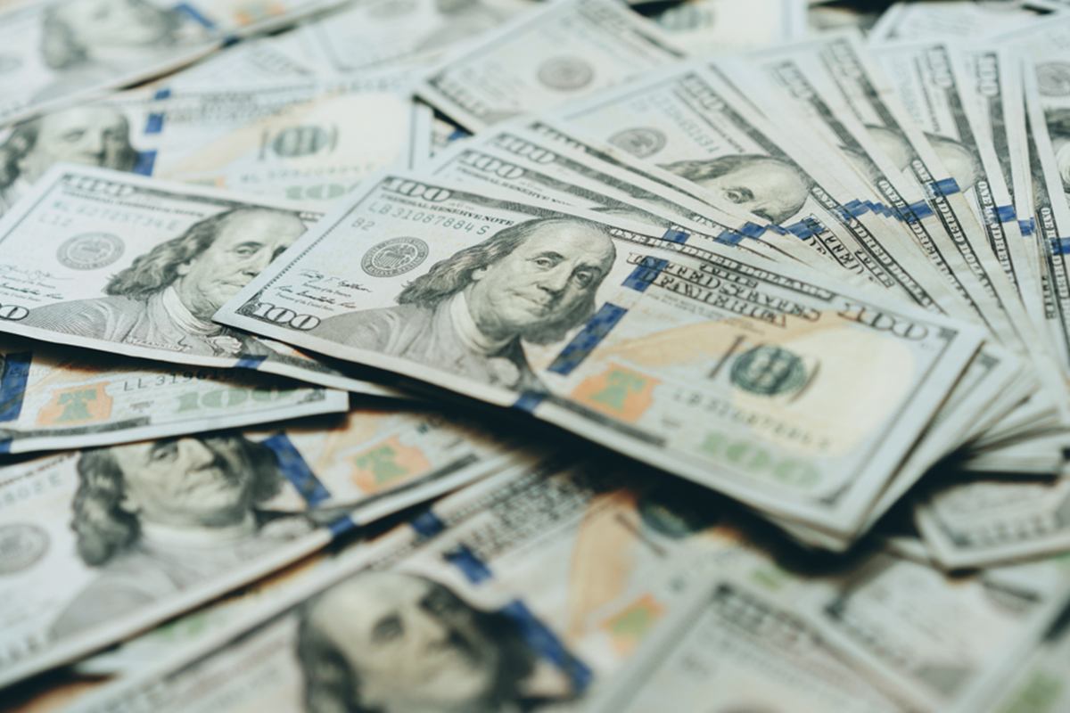 Dólar abre em queda com ata do Copom e inflação nos Estados Unidos