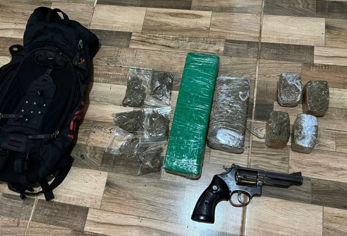 Força Tática apreende arma e drogas; homem com 21 passagens criminais morre em confronto