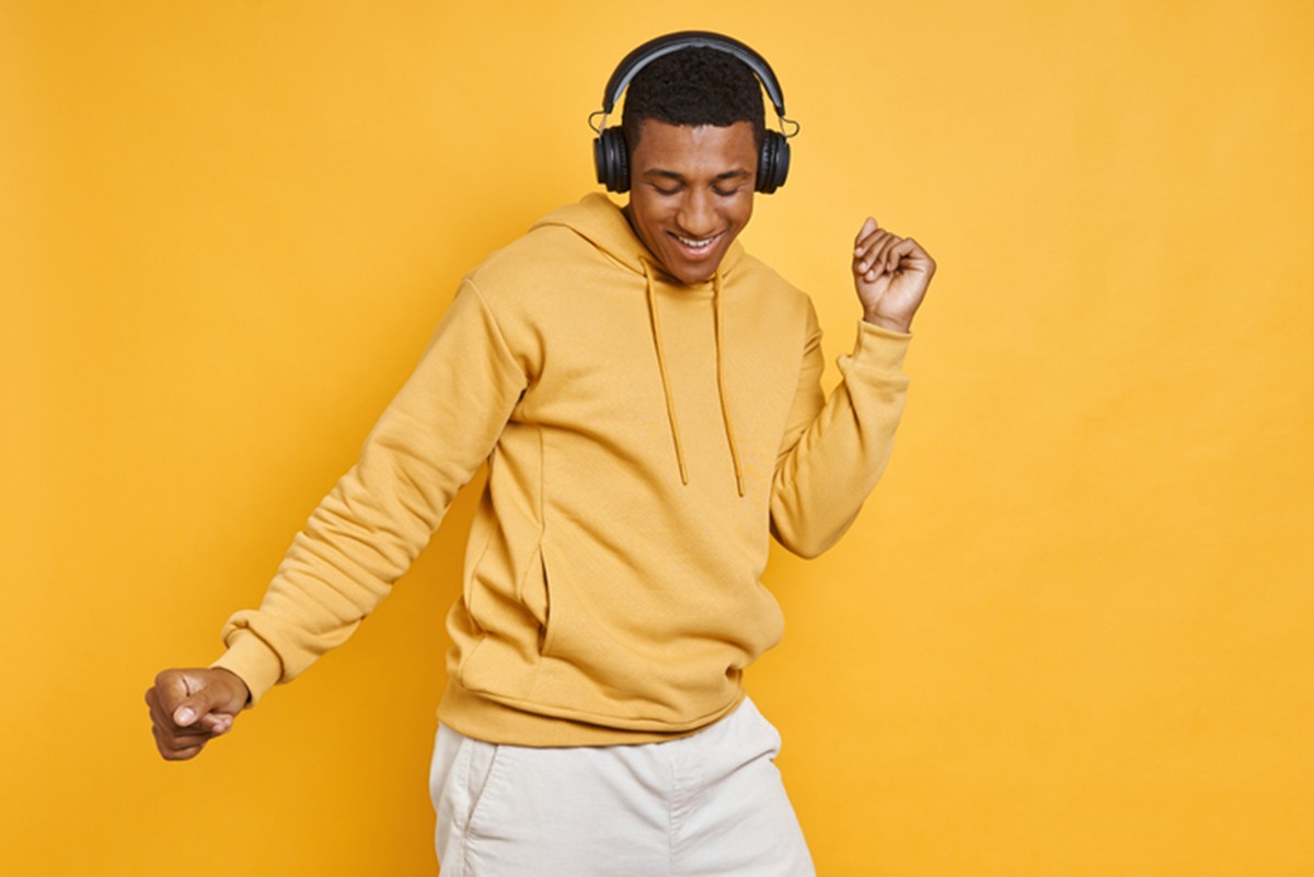 Ouvir música faz o cérebro vibrar em sintonia com o som, diz estudo