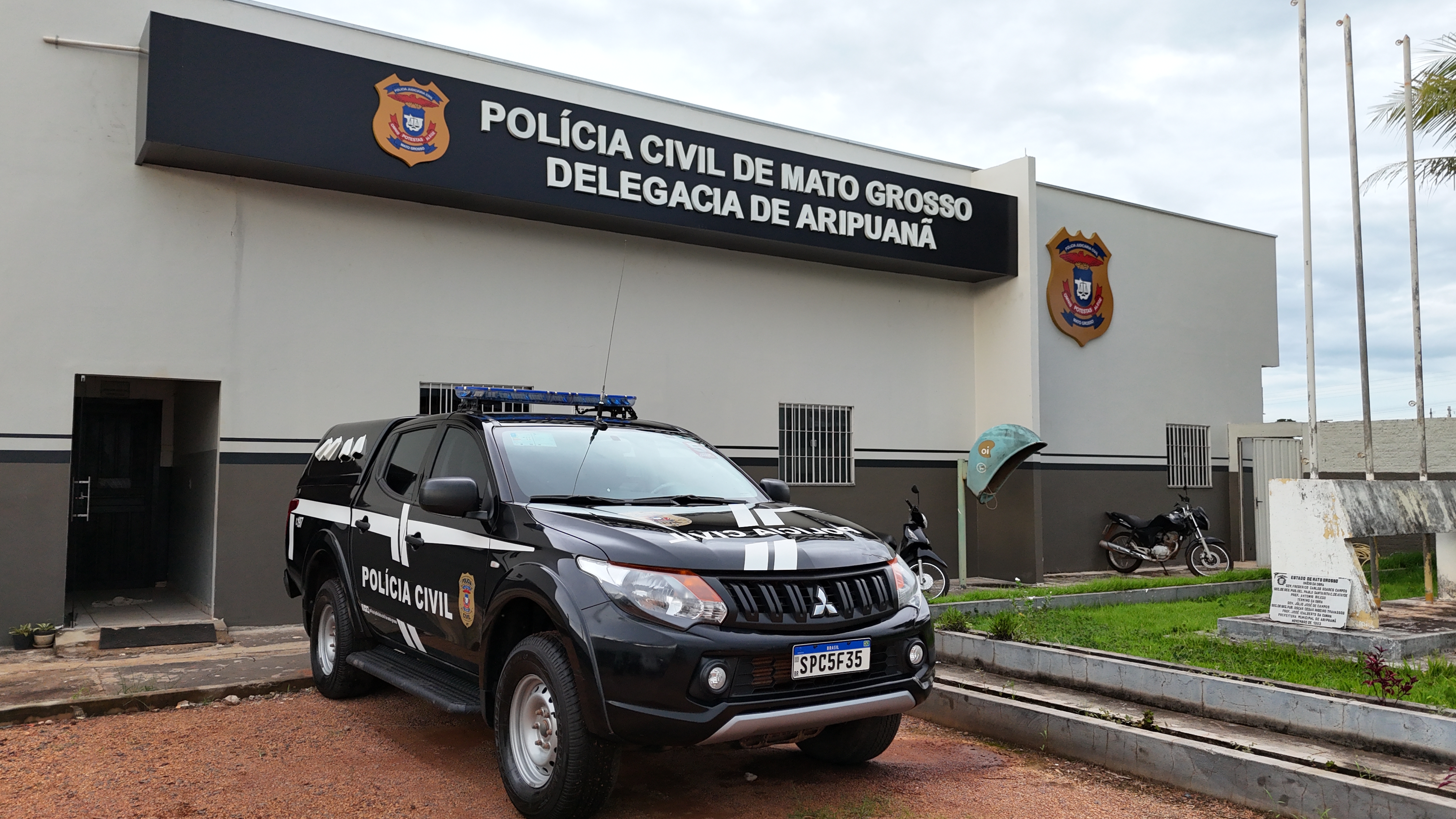 Polícia Civil cumpre mandado e prende quatro pessoas por homicídio, tráfico e posse ilegal de armas