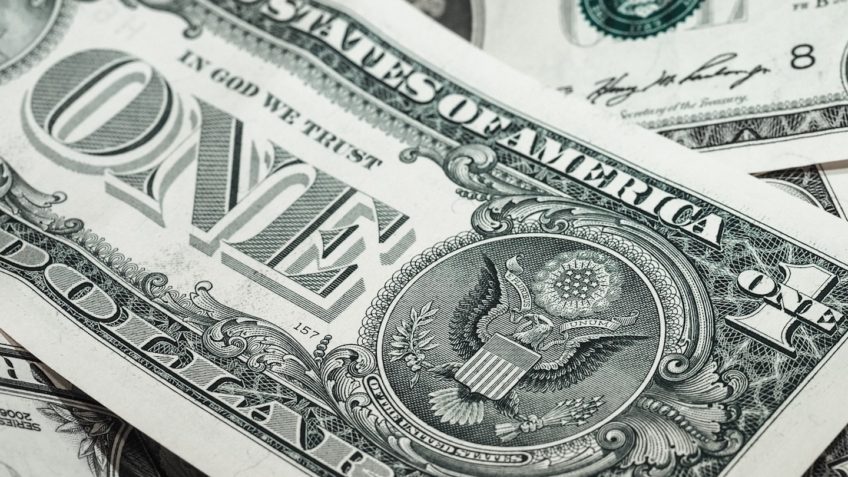 Dólar tem alta de 0,91% com impasse do IOF e tarifas dos EUA