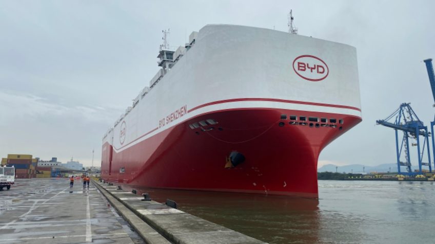 Navio da BYD chega a SC com 7.292 carros elétricos; assista