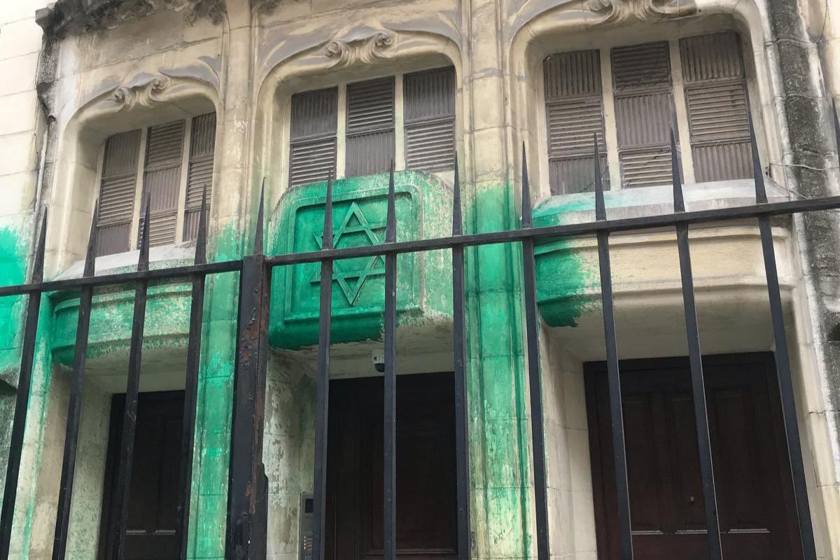 Memorial do Holocausto é alvo de vandalismo em Paris