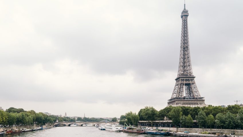 Torre Eiffel será iluminada de verde e amarelo com visita de Lula