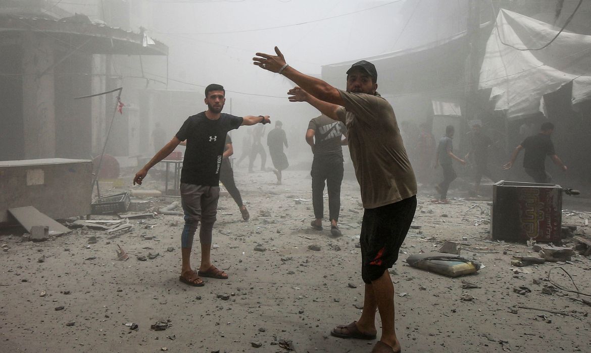Ataque israelense deixa mortos perto de ponto de ajuda em Gaza