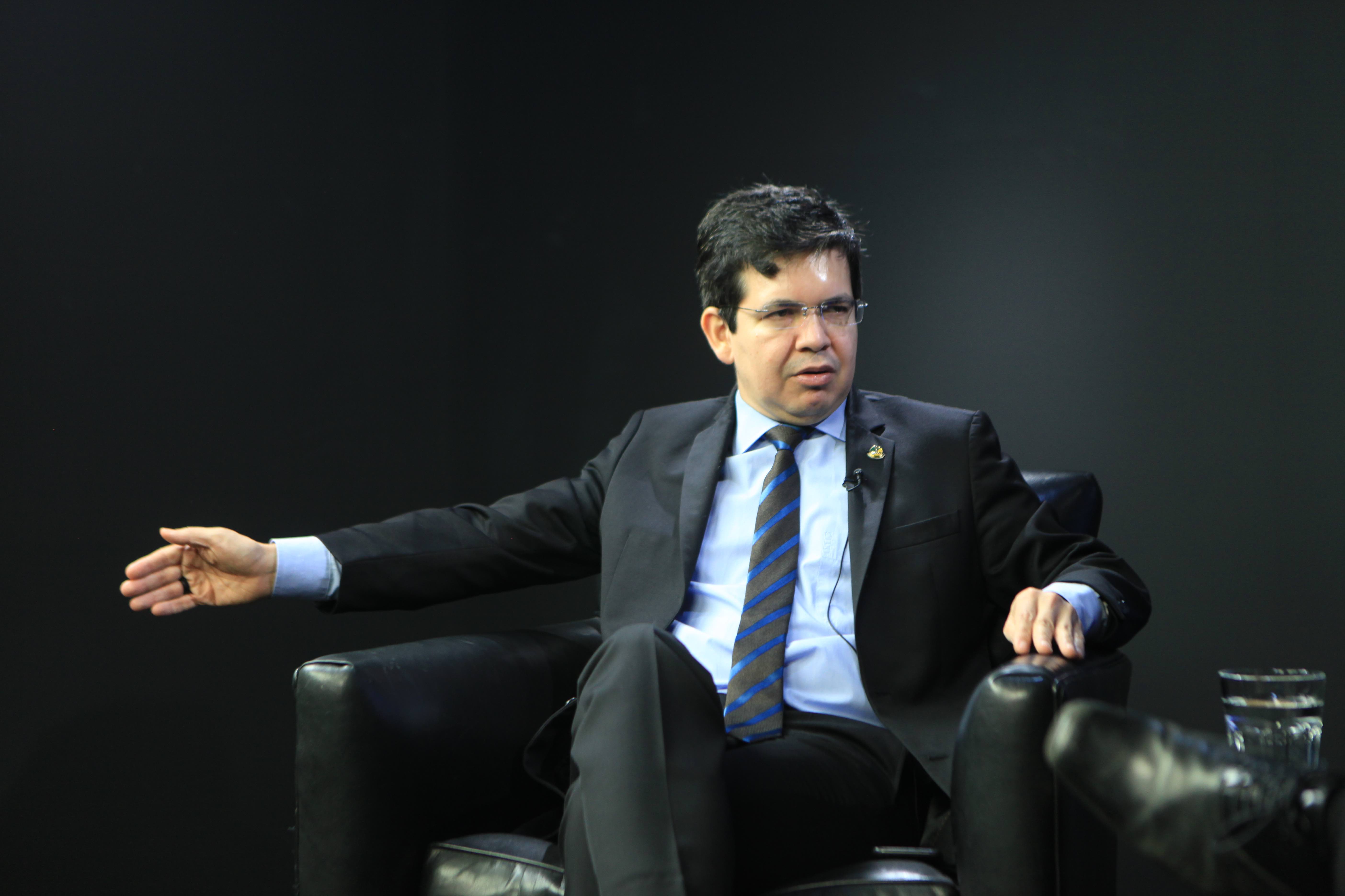 Bolsonaro resgata vídeo de Randolfe criticando Moraes e Toffoli
