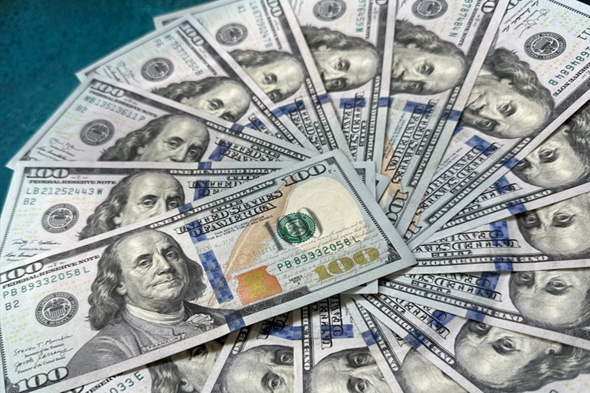 Dólar afunda e Bolsa reage apesar de IOF e supertarifa do aço de Trump