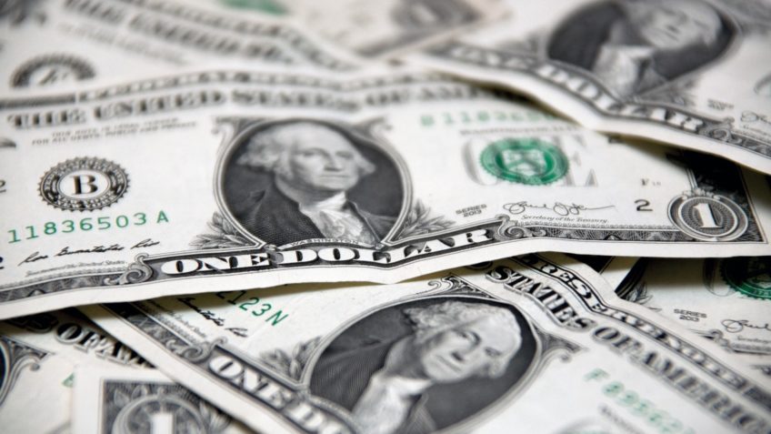 Dólar cai 0,75% com tarifa de Trump sobre aço e fala de Haddad