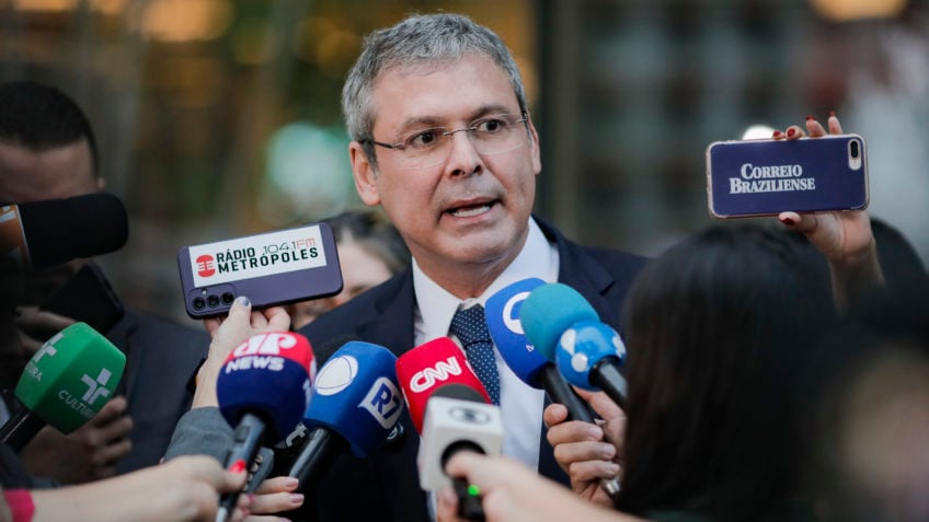 Lindbergh: Eduardo promove depredação simbólica do STF nos EUA