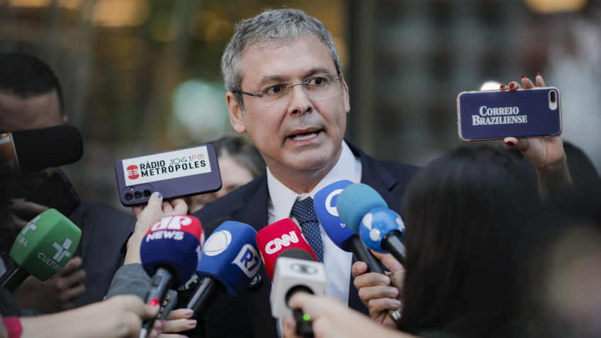 Lindbergh: Eduardo promove depredação simbólica do STF nos EUA