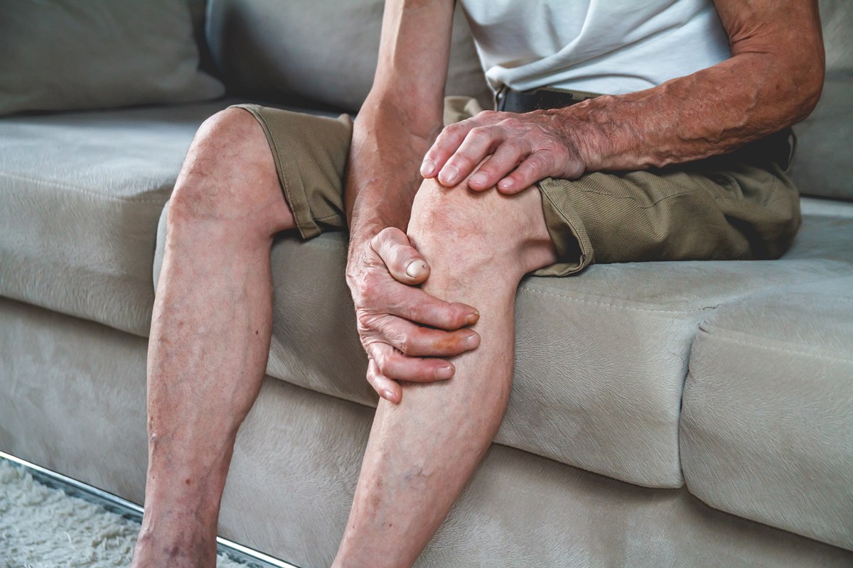 Saiba qual é a relação entre pés frios e pernas pesadas com varizes