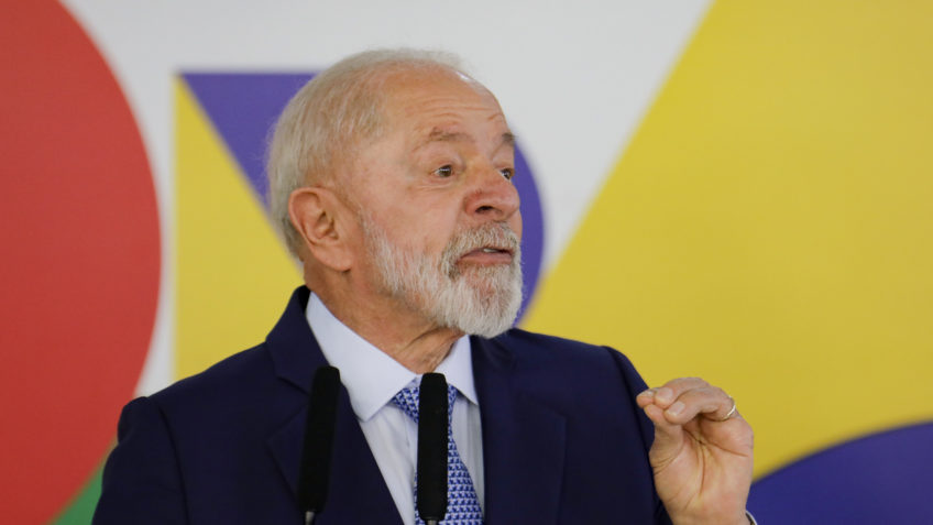 Lula diz que Eduardo “lambe botas de Trump” e atua como “terrorista”