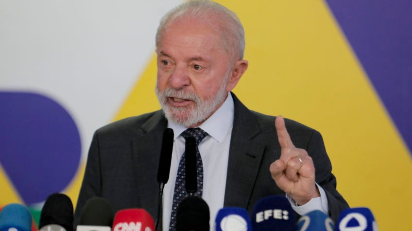 Lula diz que quer apressar regulamentação das redes sociais