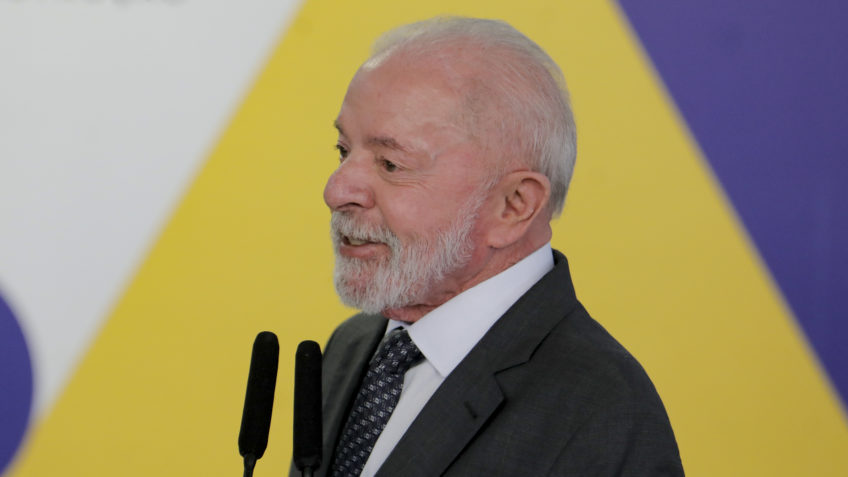 Lula diz que criará postos de descanso para caminhoneiros