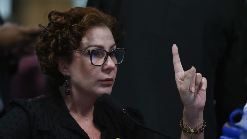 Oposição sai em defesa de Zambelli após deputada deixar o país