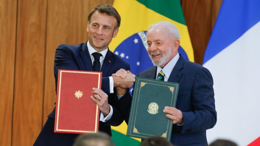 Na França, Lula vai completar 114 dias fora do país desde a posse