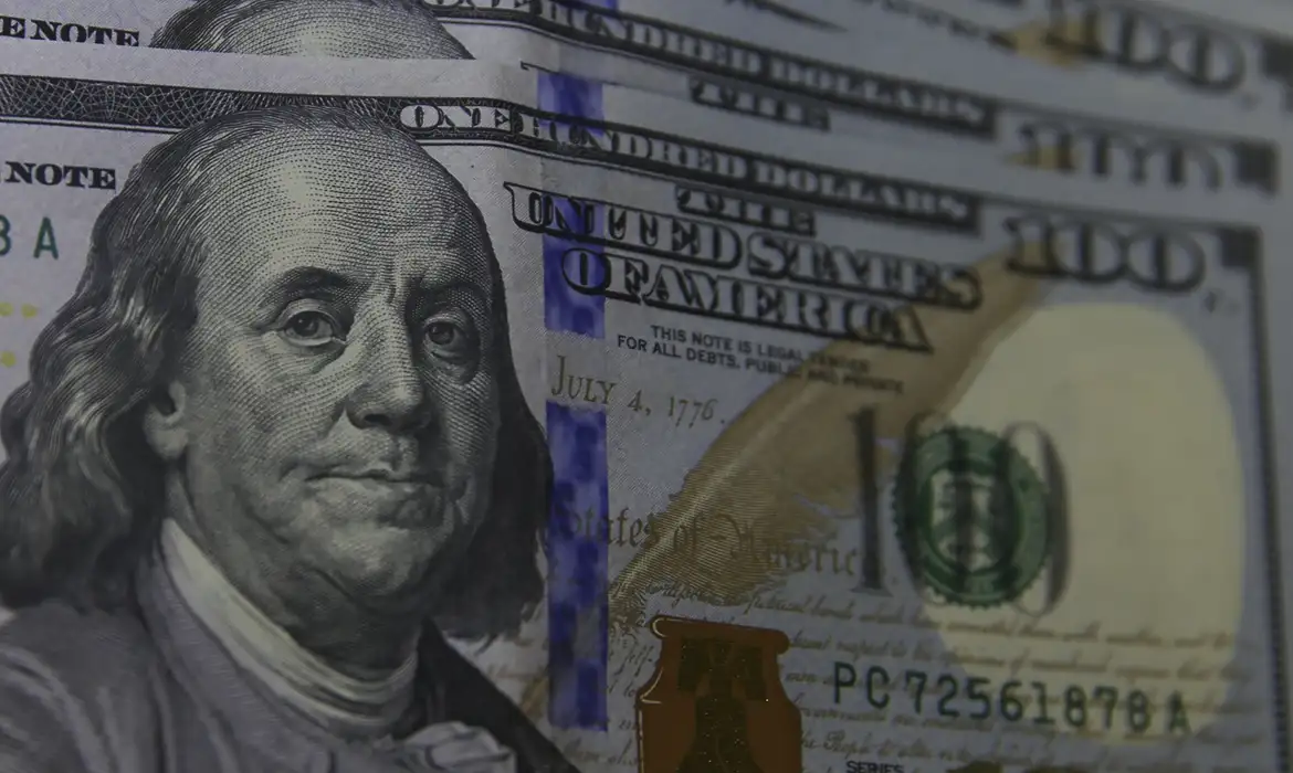 Dólar cai para R$ 5,63 com espera de medidas alternativas ao IOF