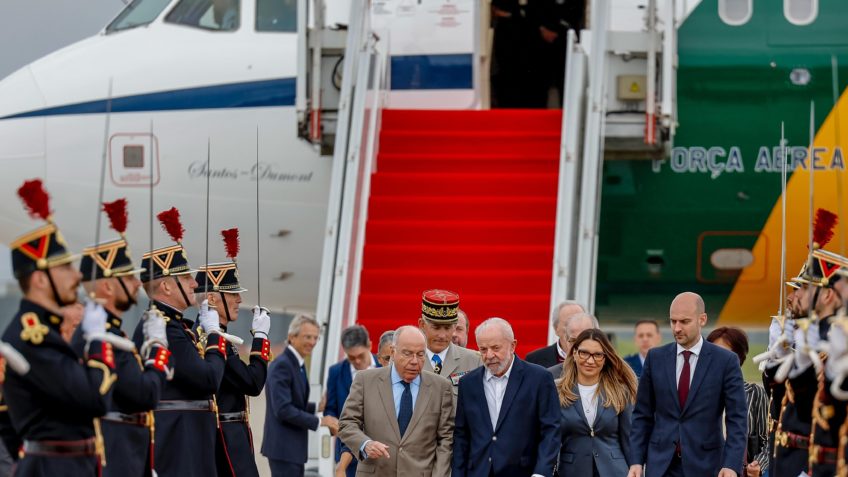 "Bonjour, Paris": ao lado de Janja, Lula desembarca na França