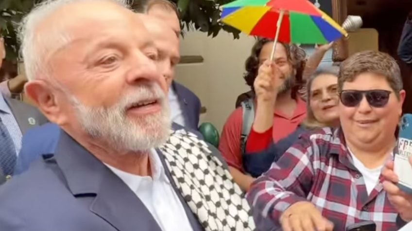 Lula ganha lenço palestino de apoiadores em frente a hotel em Paris