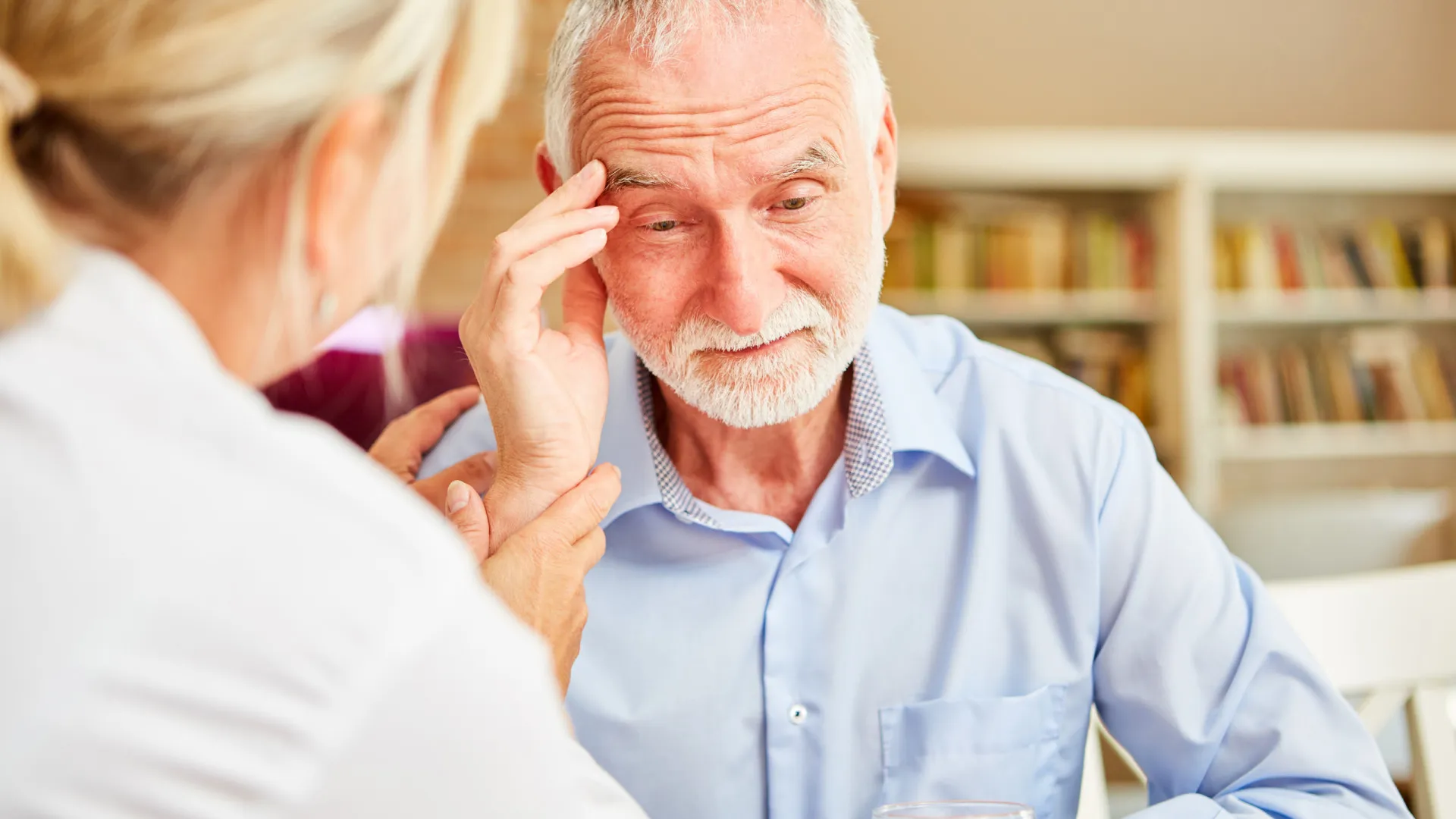Qual é a diferença entre Alzheimer e Anosognosia?