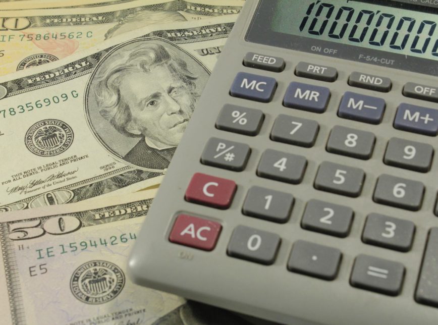 Dólar sobe para R$ 5,645 em dia de leilão e emissão de título