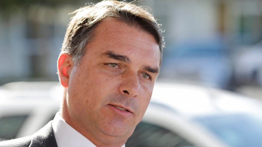 Flávio afirma que governo Lula usa STF para "calar a direita"