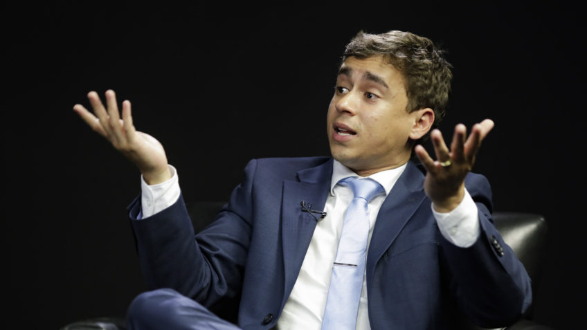 Políticos defendem Leo Lins e comparam humorista com Mc Poze