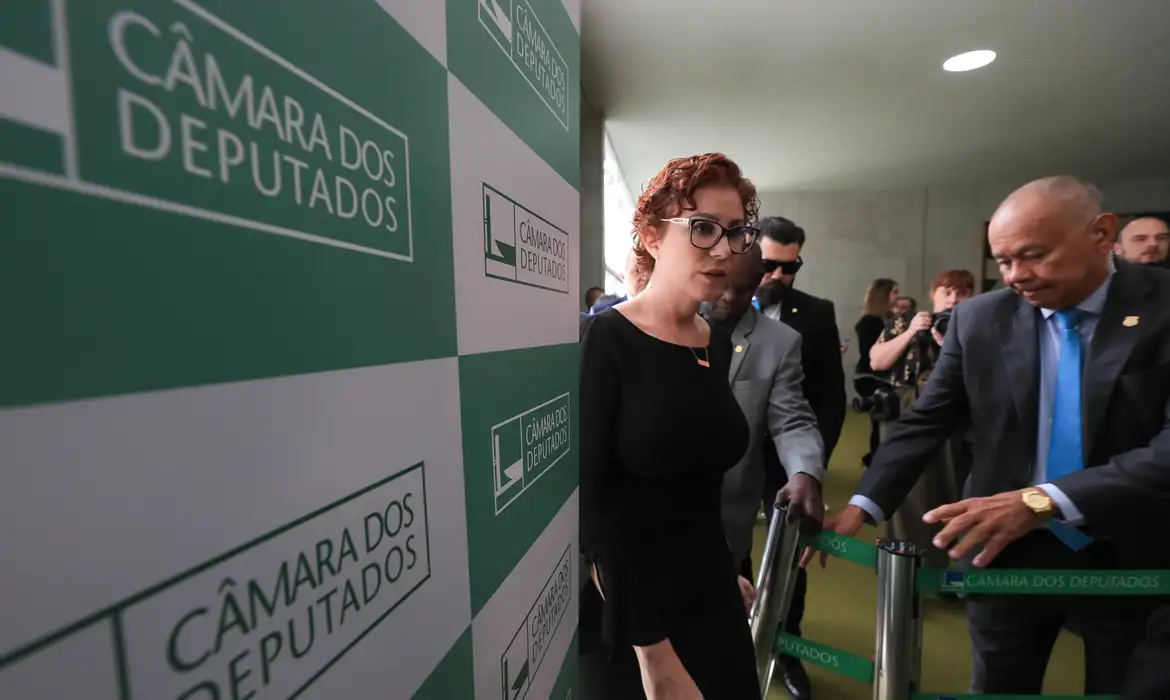 Moraes abre inquérito para investigar Zambelli por coação e obstrução