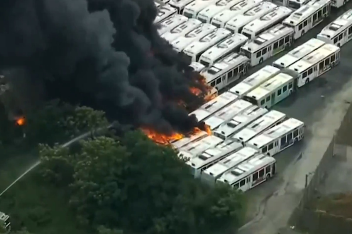 Ônibus pegam fogo nos EUA e fumaça espessa chama a atenção. Vídeo