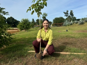 Michelly Alencar planta ipê-roxo em homenagem às vítimas de feminicídio