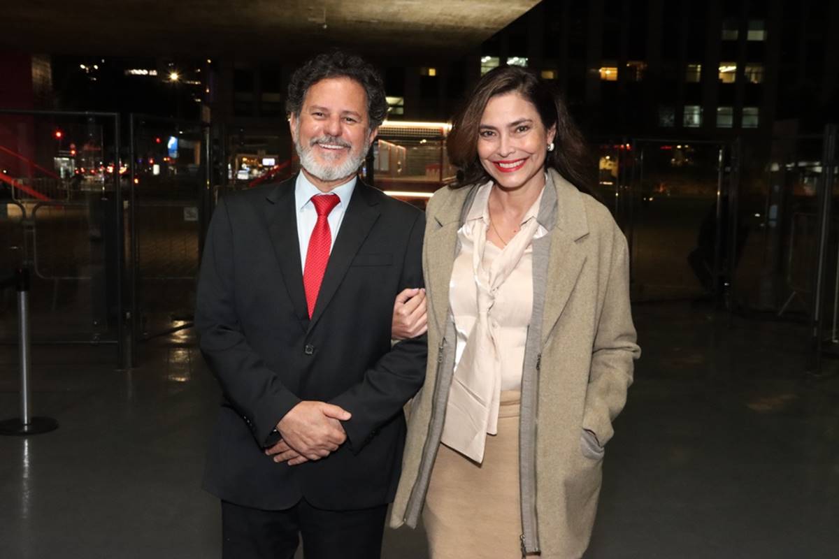Primeira âncora do Jornal Nacional aparece em clique raro com namorado