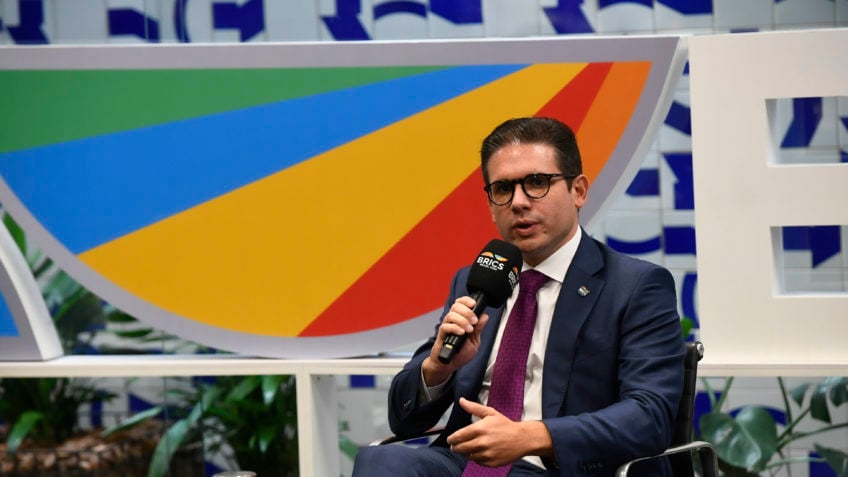Hugo Motta evita responder sobre ordem de prisão de Zambelli