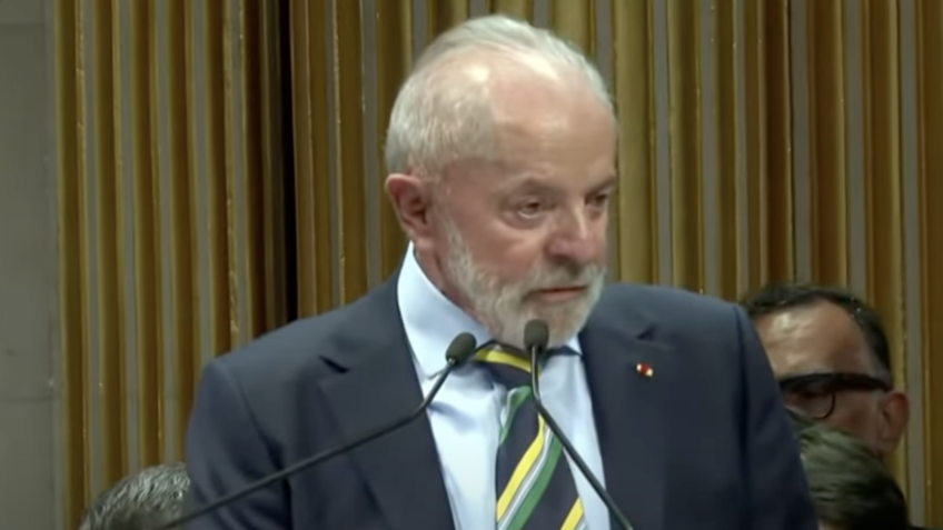 Bolsonaro deve ser criminalizado por mortes pela covid, diz Lula