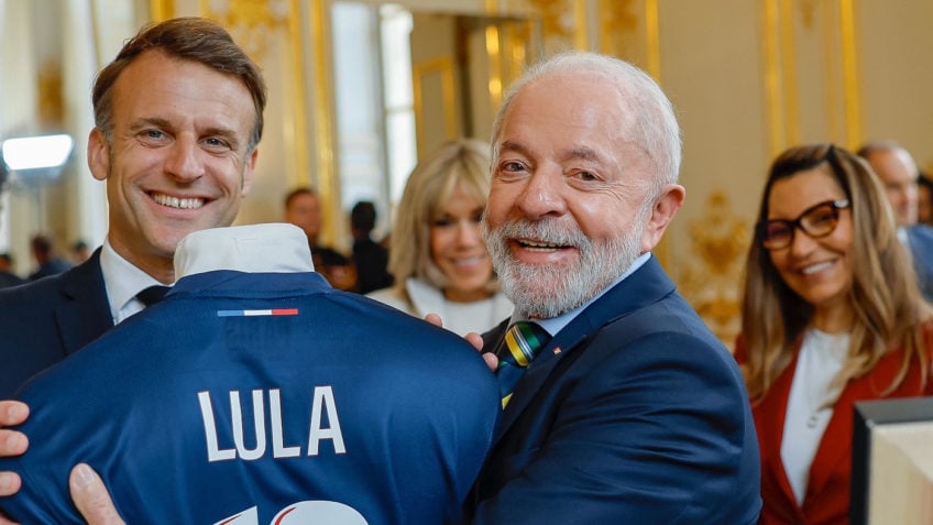 Macron presenteia Lula com camisa personalizada do PSG