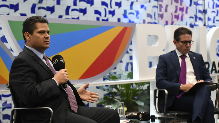 Não podem apontar o dedo ao Brasil, diz Alcolumbre sobre meio ambiente