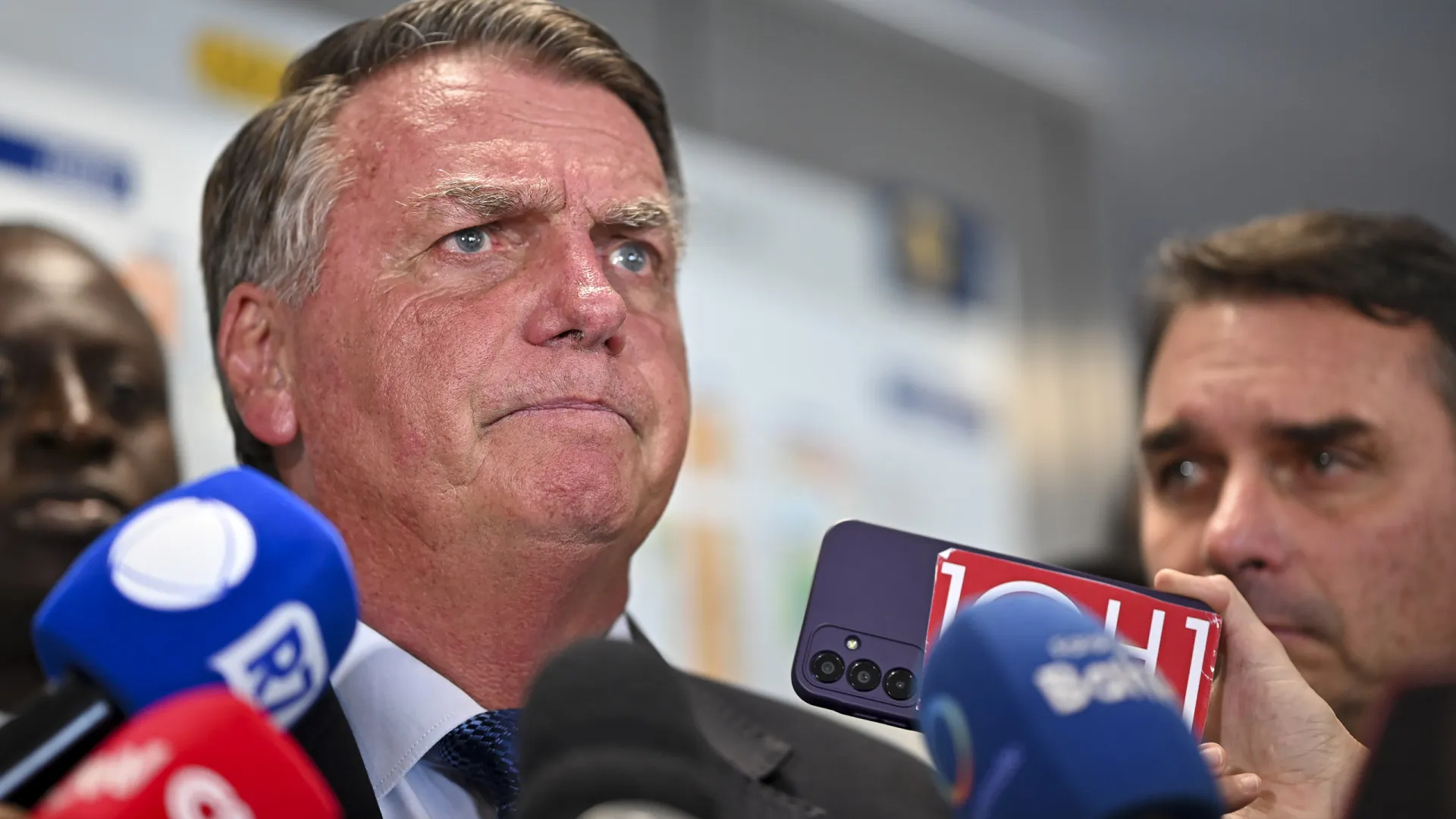 Bolsonaro nega à PF contato com governo Trump para buscar sanções