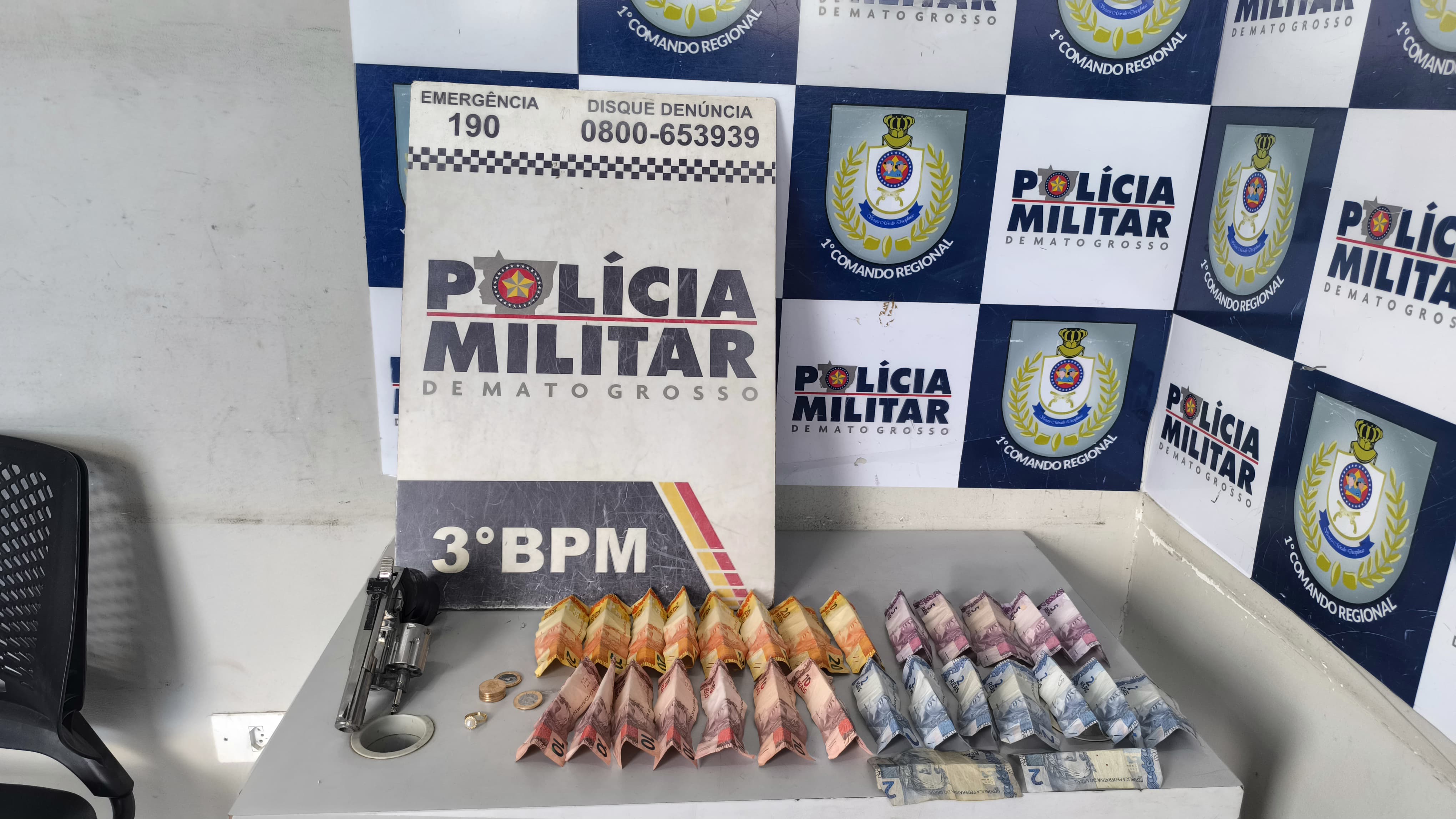 Polícia Militar prende homem após roubo de farmácia com arma de brinquedo