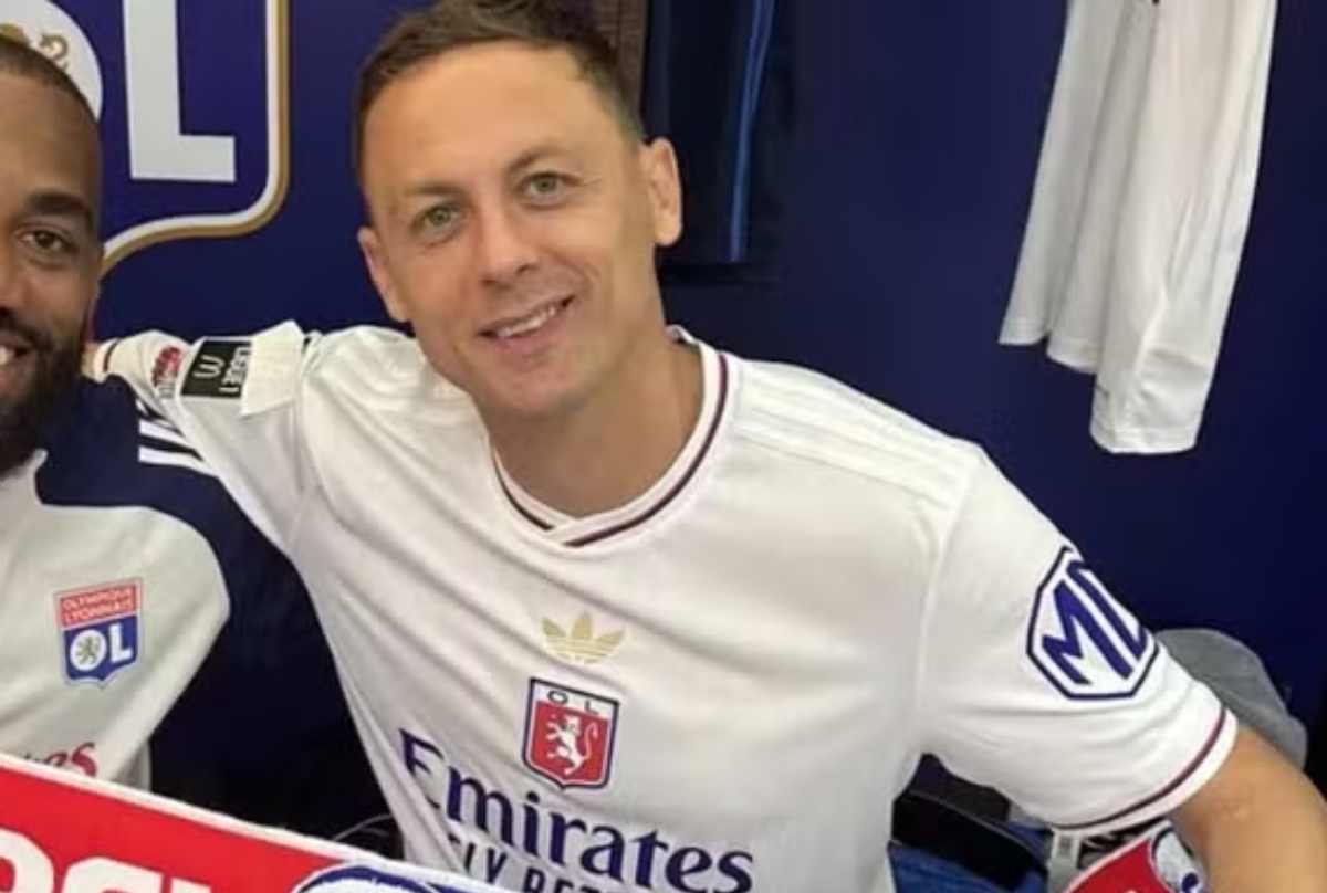 Jogador do Lyon é punido por cobrir símbolo de campanha anti-homofobia
