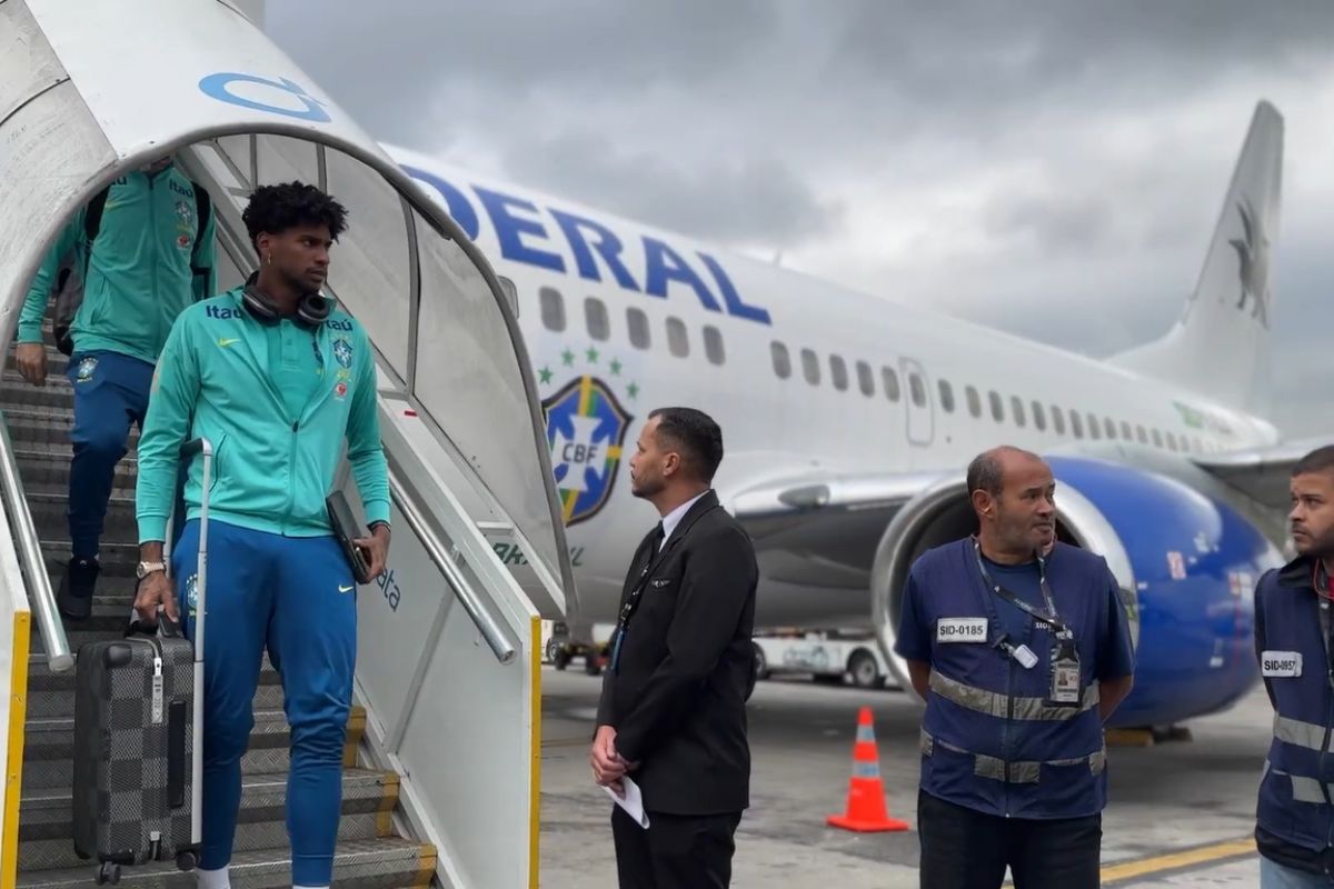 Seleção desembarca em SP após empate na estreia de Ancelotti