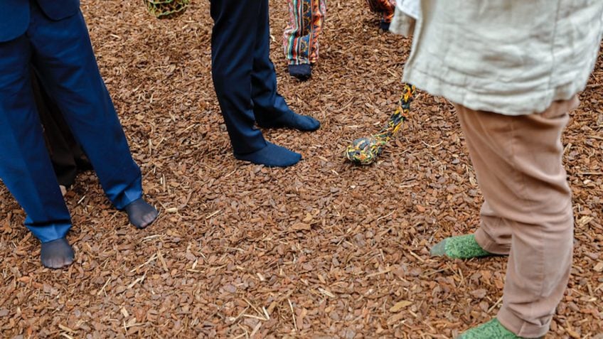 Sem sapatos e de meia, Lula e Macron visitam exposição em Paris