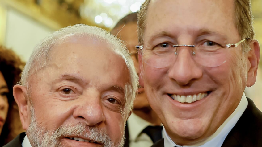 Na França, dono do Botafogo posta foto com Lula